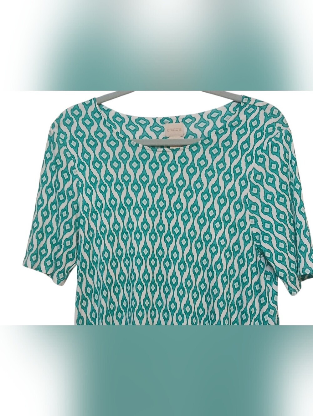 Chico's -NWOT,Greens & White Geometric Print, Hi/Lo Blouse,100% Model, Chico's 1 - Picture 5 of 10